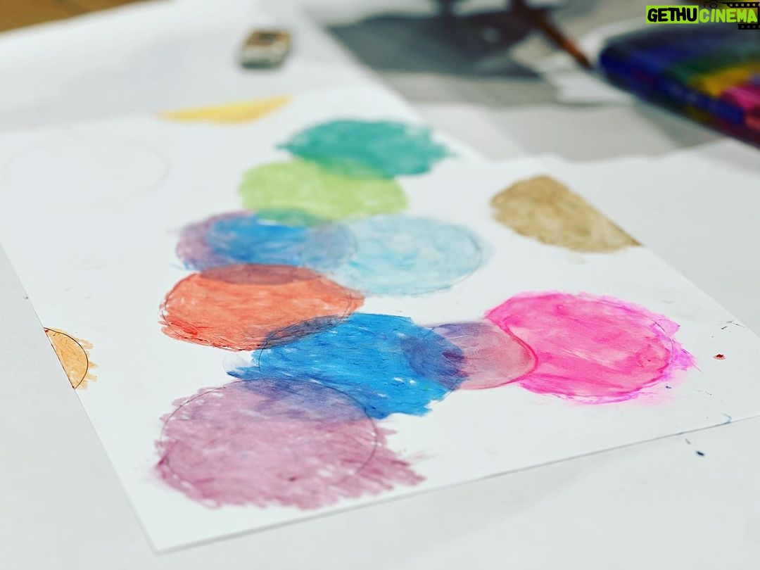 Kaoru Okunuki Instagram - . アトリエ・エー @atelier_a2003 という、ダウン症や自閉を持つ子どもたちとのお絵描き教室に、かれこれ17年近く参加しています。 主催しているのは友人である、赤荻徹さん・洋子さん夫妻。 そのアトリエ・エーの活動も、今年でなんと20周年! ひとつのことを続けることの大変さを想像すると頭が下がる思いですが、どんな時も変わらぬスタンスで、私たちを待ち受けてくれる。ほんとうに尊いことです。 この日は、 KOKUYO SUMMER FES 2023×アトリエ・エー というイベントで、いつもの場所を飛び出して 品川のKOKUYO本社におじゃましました。 初参加のみなさんには楽しんでもらえたでしょうか。 私たちは、いつも通りに楽しかったです。 KOKUYOの透明クレヨンや蛍光クレヨンを使わせてもらい、 子どもたちの作品は、いつにも増してカラフルに仕上がっていました。 "子ども"だったメンバーも流れる年月の中で当たり前に大人になり、それぞれに働き、夜は晩酌を楽しんでいる、なんていうことをうれしそうに話してくれる子も。 ゆるやかなコミュニティの中にまさに多様な世界がある、このアトリエ・エーが、私は大好きです。