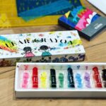 Kaoru Okunuki Instagram – .

アトリエ・エー
@atelier_a2003 
という、ダウン症や自閉を持つ子どもたちとのお絵描き教室に、かれこれ17年近く参加しています。

主催しているのは友人である、赤荻徹さん・洋子さん夫妻。
そのアトリエ・エーの活動も、今年でなんと20周年！
ひとつのことを続けることの大変さを想像すると頭が下がる思いですが、どんな時も変わらぬスタンスで、私たちを待ち受けてくれる。ほんとうに尊いことです。

この日は、
KOKUYO SUMMER FES 2023×アトリエ・エー　
というイベントで、いつもの場所を飛び出して
品川のKOKUYO本社におじゃましました。

初参加のみなさんには楽しんでもらえたでしょうか。
私たちは、いつも通りに楽しかったです。

KOKUYOの透明クレヨンや蛍光クレヨンを使わせてもらい、
子どもたちの作品は、いつにも増してカラフルに仕上がっていました。

“子ども”だったメンバーも流れる年月の中で当たり前に大人になり、それぞれに働き、夜は晩酌を楽しんでいる、なんていうことをうれしそうに話してくれる子も。

ゆるやかなコミュニティの中にまさに多様な世界がある、このアトリエ・エーが、私は大好きです。