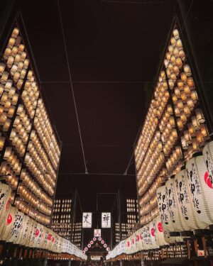 Kaoru Okunuki Instagram - .

多賀大社の万灯祭
端正に飾られた提灯が
境内を彩っていました

秋の運動会で踊る
岩手に伝承される民舞の七頭舞
その保存会のみなさんが
たまたま多賀に遠征に来られていて
学校で指導をしていただいているレジェンドにも会えて
息子は大喜び！

定点観測のこの場所で
またひとつ想い出がふえました