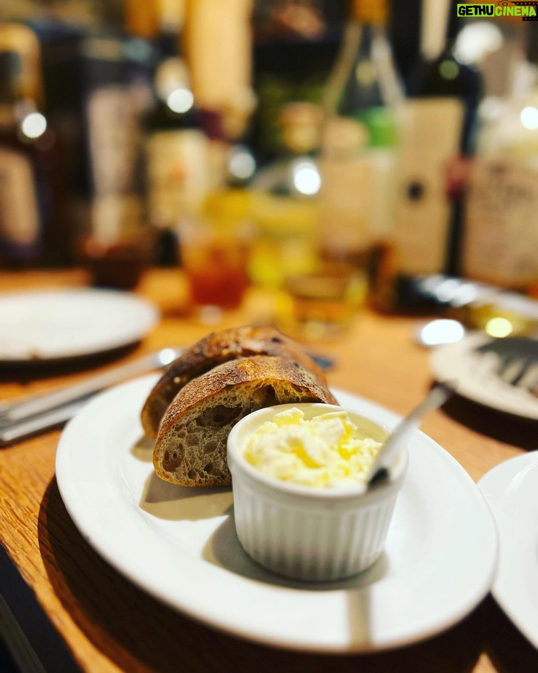 Kaoru Okunuki Instagram - . 東京に戻ってからも何度も思い出す、プルピエの夜 @pourpier_naturalwine 息子とカウンターに並んで 店主の洋一郎さんと楽しくおしゃべりしながら ほんとのほんとに美味しいナチュラルワインと お料理をいただいて 台湾から旅行に来ていたカップルが "Wachgekusst めざめのキス"というワインを飲みながら 幸せそうにしているのを、微笑ましく眺めていた プルピエのためだけにまた山形に行きたいなあと あれからずっと思っている ・Sans Soufre Blanc 2021 Takeda Winery Yamagata ・Detonation Riesling 2021 Immich-Batterieberg Germany ・numero due 2020 Grape Republic Yamagata ・Lorenz Wachgekusst Secco Rose NV Lorenz Germany ・Salento Mondo Nuovo Primitivo 2017 Morella Italy