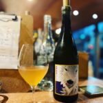 Kaoru Okunuki Instagram - . 東京に戻ってからも何度も思い出す、プルピエの夜 @pourpier_naturalwine 息子とカウンターに並んで 店主の洋一郎さんと楽しくおしゃべりしながら ほんとのほんとに美味しいナチュラルワインと お料理をいただいて 台湾から旅行に来ていたカップルが "Wachgekusst めざめのキス"というワインを飲みながら 幸せそうにしているのを、微笑ましく眺めていた プルピエのためだけにまた山形に行きたいなあと あれからずっと思っている ・Sans Soufre Blanc 2021 Takeda Winery Yamagata ・Detonation Riesling 2021 Immich-Batterieberg Germany ・numero due 2020 Grape Republic Yamagata ・Lorenz Wachgekusst Secco Rose NV Lorenz Germany ・Salento Mondo Nuovo Primitivo 2017 Morella Italy