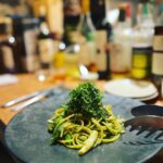 Kaoru Okunuki Instagram - . 東京に戻ってからも何度も思い出す、プルピエの夜 @pourpier_naturalwine 息子とカウンターに並んで 店主の洋一郎さんと楽しくおしゃべりしながら ほんとのほんとに美味しいナチュラルワインと お料理をいただいて 台湾から旅行に来ていたカップルが "Wachgekusst めざめのキス"というワインを飲みながら 幸せそうにしているのを、微笑ましく眺めていた プルピエのためだけにまた山形に行きたいなあと あれからずっと思っている ・Sans Soufre Blanc 2021 Takeda Winery Yamagata ・Detonation Riesling 2021 Immich-Batterieberg Germany ・numero due 2020 Grape Republic Yamagata ・Lorenz Wachgekusst Secco Rose NV Lorenz Germany ・Salento Mondo Nuovo Primitivo 2017 Morella Italy
