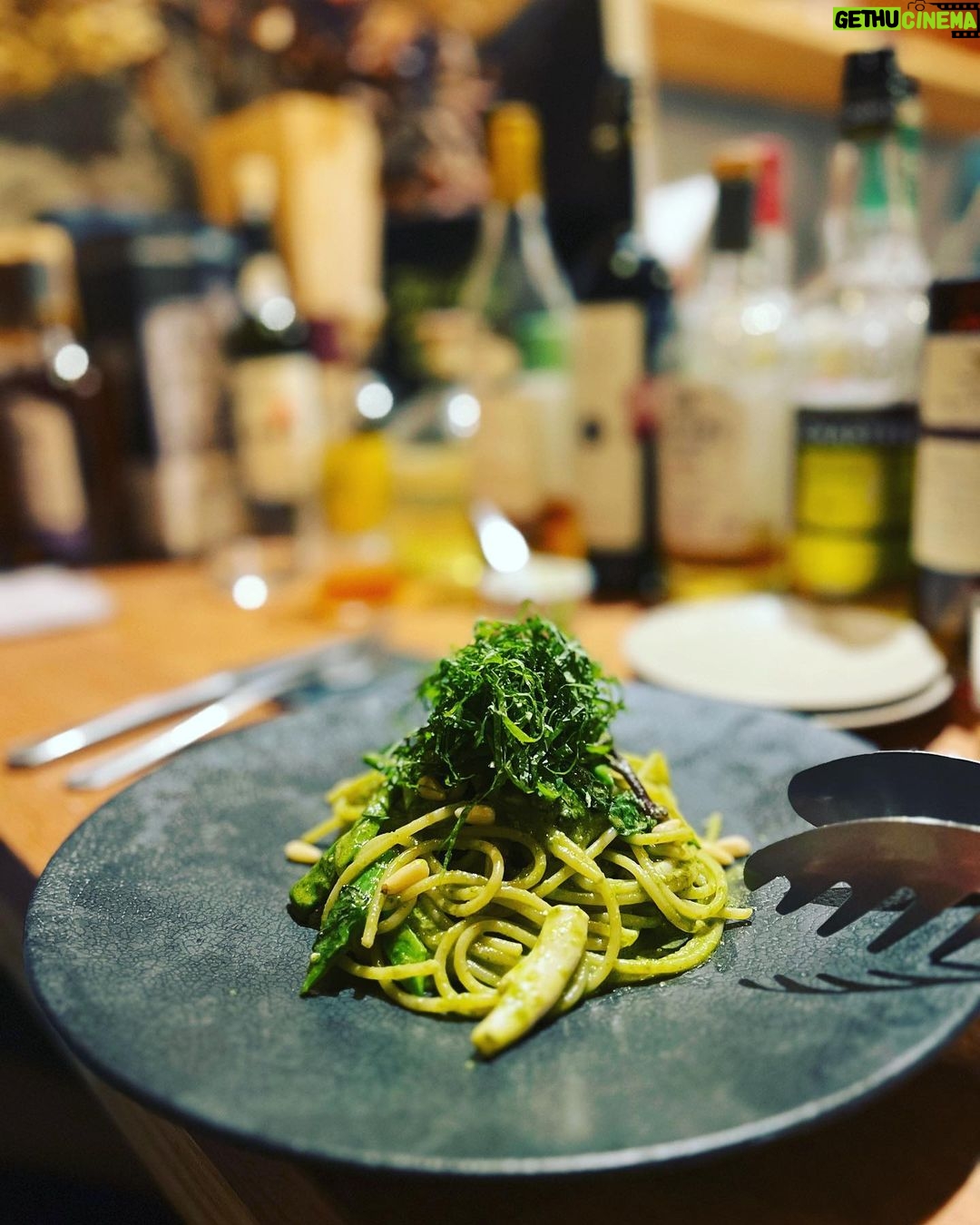 Kaoru Okunuki Instagram - . 東京に戻ってからも何度も思い出す、プルピエの夜 @pourpier_naturalwine 息子とカウンターに並んで 店主の洋一郎さんと楽しくおしゃべりしながら ほんとのほんとに美味しいナチュラルワインと お料理をいただいて 台湾から旅行に来ていたカップルが "Wachgekusst めざめのキス"というワインを飲みながら 幸せそうにしているのを、微笑ましく眺めていた プルピエのためだけにまた山形に行きたいなあと あれからずっと思っている ・Sans Soufre Blanc 2021 Takeda Winery Yamagata ・Detonation Riesling 2021 Immich-Batterieberg Germany ・numero due 2020 Grape Republic Yamagata ・Lorenz Wachgekusst Secco Rose NV Lorenz Germany ・Salento Mondo Nuovo Primitivo 2017 Morella Italy