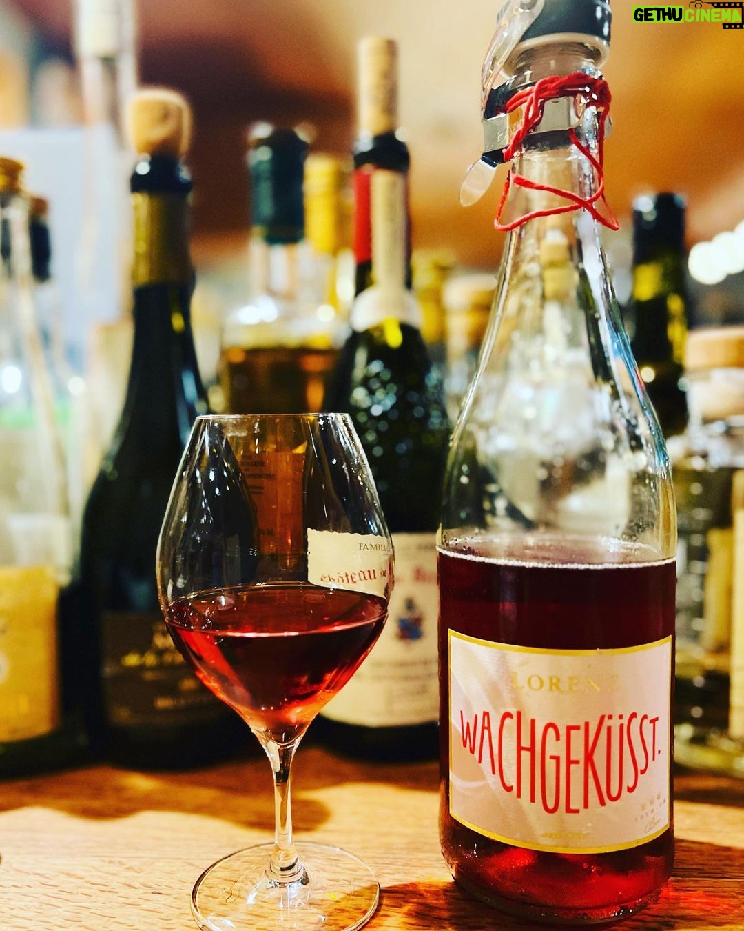 Kaoru Okunuki Instagram - . 東京に戻ってからも何度も思い出す、プルピエの夜 @pourpier_naturalwine 息子とカウンターに並んで 店主の洋一郎さんと楽しくおしゃべりしながら ほんとのほんとに美味しいナチュラルワインと お料理をいただいて 台湾から旅行に来ていたカップルが "Wachgekusst めざめのキス"というワインを飲みながら 幸せそうにしているのを、微笑ましく眺めていた プルピエのためだけにまた山形に行きたいなあと あれからずっと思っている ・Sans Soufre Blanc 2021 Takeda Winery Yamagata ・Detonation Riesling 2021 Immich-Batterieberg Germany ・numero due 2020 Grape Republic Yamagata ・Lorenz Wachgekusst Secco Rose NV Lorenz Germany ・Salento Mondo Nuovo Primitivo 2017 Morella Italy