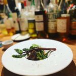 Kaoru Okunuki Instagram - . 東京に戻ってからも何度も思い出す、プルピエの夜 @pourpier_naturalwine 息子とカウンターに並んで 店主の洋一郎さんと楽しくおしゃべりしながら ほんとのほんとに美味しいナチュラルワインと お料理をいただいて 台湾から旅行に来ていたカップルが "Wachgekusst めざめのキス"というワインを飲みながら 幸せそうにしているのを、微笑ましく眺めていた プルピエのためだけにまた山形に行きたいなあと あれからずっと思っている ・Sans Soufre Blanc 2021 Takeda Winery Yamagata ・Detonation Riesling 2021 Immich-Batterieberg Germany ・numero due 2020 Grape Republic Yamagata ・Lorenz Wachgekusst Secco Rose NV Lorenz Germany ・Salento Mondo Nuovo Primitivo 2017 Morella Italy