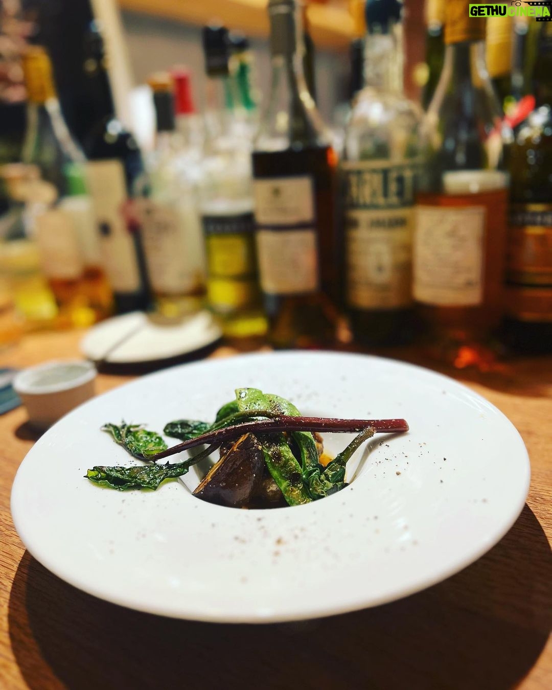 Kaoru Okunuki Instagram - . 東京に戻ってからも何度も思い出す、プルピエの夜 @pourpier_naturalwine 息子とカウンターに並んで 店主の洋一郎さんと楽しくおしゃべりしながら ほんとのほんとに美味しいナチュラルワインと お料理をいただいて 台湾から旅行に来ていたカップルが "Wachgekusst めざめのキス"というワインを飲みながら 幸せそうにしているのを、微笑ましく眺めていた プルピエのためだけにまた山形に行きたいなあと あれからずっと思っている ・Sans Soufre Blanc 2021 Takeda Winery Yamagata ・Detonation Riesling 2021 Immich-Batterieberg Germany ・numero due 2020 Grape Republic Yamagata ・Lorenz Wachgekusst Secco Rose NV Lorenz Germany ・Salento Mondo Nuovo Primitivo 2017 Morella Italy