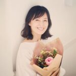 Kaoru Okunuki Instagram - . 「きのう何食べた？2」というドラマに参加しています。 この作品のファンの方がとーっても多いようで、あちこちでお声かけていただきうれしいかぎり。 撮影は少し前に終わっていて、私もみなさんと同じ気持ちで、放送を楽しみにしています。 写真はいつかのクランクアップの日💐 #今夜8話 #店長と玲子さんはどうなる