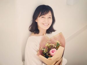 Kaoru Okunuki Instagram - .

「きのう何食べた？2」というドラマに参加しています。
この作品のファンの方がとーっても多いようで、あちこちでお声かけていただきうれしいかぎり。
撮影は少し前に終わっていて、私もみなさんと同じ気持ちで、放送を楽しみにしています。
写真はいつかのクランクアップの日💐

#今夜8話
#店長と玲子さんはどうなる