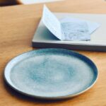 Kaoru Okunuki Instagram - . 私の大好きな still water @stillwaterworks のメンバーから青い贈り物 彼女たちが手掛けるprojectやproductは いつだって情熱と愛のかたまりで、 私は「一緒に仕事をしたい！」と志願しては いつもフラれている笑 まぁ実際私に何ができるのかという話でもあるし、 私は私の持ち場で自分のできることをがんばって、 その日々や体験を通して みんなと何かを分かち合うことができたら、 それが一番素敵なことなんだろう。 青萩と名付けられたこのお皿も 彼女たちのものづくりのひとつ @homeland_nippon どこかで見かけたらぜひ手にとってみてほしい。 いつも背中をおしてくれてありがとう！