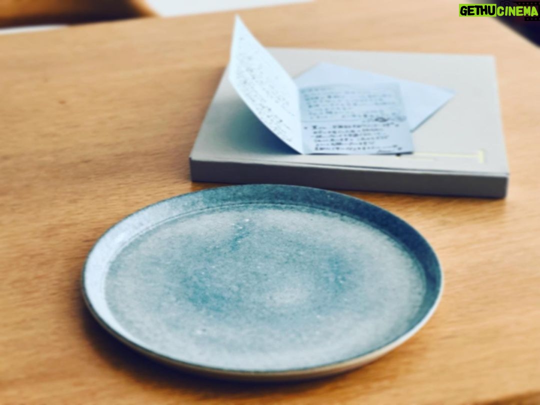 Kaoru Okunuki Instagram - . 私の大好きな still water @stillwaterworks のメンバーから青い贈り物 彼女たちが手掛けるprojectやproductは いつだって情熱と愛のかたまりで、 私は「一緒に仕事をしたい!」と志願しては いつもフラれている笑 まぁ実際私に何ができるのかという話でもあるし、 私は私の持ち場で自分のできることをがんばって、 その日々や体験を通して みんなと何かを分かち合うことができたら、 それが一番素敵なことなんだろう。 青萩と名付けられたこのお皿も 彼女たちのものづくりのひとつ @homeland_nippon どこかで見かけたらぜひ手にとってみてほしい。 いつも背中をおしてくれてありがとう!