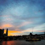 Kaoru Okunuki Instagram – .

Circular Quay の夕暮れ

30年前に訪れたときよりも
ずっと楽しい旅で
この街が好きになった
国民の半数以上が移民だという
寛容なこの国の在り様は
きっと当時も同じで
私のほうが変わったのだろう

人生をふりかえってみれば
あちこちでつまずいてばかり
恥ずかしいことも情けないこともたくさんあるけれど
今ここでこんなに美しい空を眺めることができるなら
すべてはパーフェクト