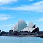 Kaoru Okunuki Instagram - . Opera house @sydneyoperahouse その昔アボリジニが暮らしていたという海辺に建つ オペラハウス。 帆にも貝殻にも思えるデザインはどの角度から見ても美しく、 100万枚のタイルの白は光を反射し、黄色はやわらかく輝き、 そのグラデーションはまるで漣のよう。 夜はコンサートホールでシドニー交響楽団を。 天井にもピンクの貝殻。 演目はANNE-SOPHIE MUTTER ＆THE MUSIC OF JOHN WILLIAMS ブラボー！！ ばらばらに取れた最後の二席だったので ひとりで座っている息子のうしろ姿をときどき確かめながら。