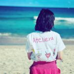 Kaoru Okunuki Instagram - . 海で着たのはatelierA×TOGAのコラボTシャツ 友人が主催している縁から長く参加している、アトリエエー。 ダウン症や自閉症の子どもたちと絵を描いたり、おしゃべりをしたり。年齢も職業も多種多様のゆるやかなコミュニティです。 20周年を記念して、メンバーの作品をTOGAがこんなに可愛いTシャツに仕立ててくれました。