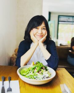 Kaoru Okunuki Instagram - . 夜便でお昼前にはシドニー到着　 チェックイン前にビザを取り忘れていたことが判明し カウンターで泣きそうになりながら オンライン申請して なんとか搭乗時刻に間に合ったという ドタバタの旅立ちゆえ 異国の地を踏めた喜びもひとしおでした (サポートしてくださったANAのキノシタさん ほんとうにありがとうございました) さっそくSally Hillsをぷらぷらと ランチに Little Evie Redfern @littleevieredfern のサラダボウル🥗