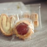 Kaoru Okunuki Instagram - . 息子から、折り紙のプレゼント。 今年は小さなリボンの箱でした。 二枚目は、今撮影中のドラマの役名「二葉」にちなんだ貼り絵。かわいい猫ちゃんも顔をのぞかせて。 お化粧ポーチは、少ないお小遣いをはたいて買ってくれました。 「お母さんのポーチ、もうボロボロだったから」って。 そして、大好きなウエストも。 誕生日からもうひと月も経つのに、もったいなくてまだ使えず食べられず。大事にながめています。