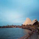Kaoru Okunuki Instagram – .

Circular Quay の夕暮れ

30年前に訪れたときよりも
ずっと楽しい旅で
この街が好きになった
国民の半数以上が移民だという
寛容なこの国の在り様は
きっと当時も同じで
私のほうが変わったのだろう

人生をふりかえってみれば
あちこちでつまずいてばかり
恥ずかしいことも情けないこともたくさんあるけれど
今ここでこんなに美しい空を眺めることができるなら
すべてはパーフェクト