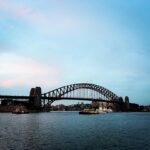 Kaoru Okunuki Instagram – .

Circular Quay の夕暮れ

30年前に訪れたときよりも
ずっと楽しい旅で
この街が好きになった
国民の半数以上が移民だという
寛容なこの国の在り様は
きっと当時も同じで
私のほうが変わったのだろう

人生をふりかえってみれば
あちこちでつまずいてばかり
恥ずかしいことも情けないこともたくさんあるけれど
今ここでこんなに美しい空を眺めることができるなら
すべてはパーフェクト