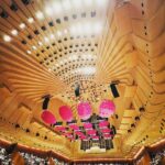 Kaoru Okunuki Instagram - . Opera house @sydneyoperahouse その昔アボリジニが暮らしていたという海辺に建つ オペラハウス。 帆にも貝殻にも思えるデザインはどの角度から見ても美しく、 100万枚のタイルの白は光を反射し、黄色はやわらかく輝き、 そのグラデーションはまるで漣のよう。 夜はコンサートホールでシドニー交響楽団を。 天井にもピンクの貝殻。 演目はANNE-SOPHIE MUTTER ＆THE MUSIC OF JOHN WILLIAMS ブラボー！！ ばらばらに取れた最後の二席だったので ひとりで座っている息子のうしろ姿をときどき確かめながら。