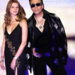 Karan Johar Instagram - I have known Nandi for decades now, and walking today is not just about fashion, it’s about friendship, love and a retrospective reflection of the past. The first time I ever walked on the ramp was for Nandi, and this time around it’s equally special. Nandita’s versatile designs from 20 years ago are relevant even today, and will remain so for the next 20!!! @nanditamahtani … big love to you always!!!! 📷 @thehouseofpixels styling team @team___e @ekalakhani designed by @nanditamahtani managed by @len5bm