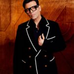 Karan Johar Instagram - I did my best to keep it as simple and classic this season! Ofcourse I succumbed to some sheen and some drama but a leopard can’t change its spots it can just rearrange them! This is our attempted sober look by @ekalakhani and @maisonvalentino 📷 @kevin.nunes.photography for #koffewithkaran season8 thanks for making us rate!