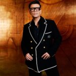 Karan Johar Instagram - I did my best to keep it as simple and classic this season! Ofcourse I succumbed to some sheen and some drama but a leopard can’t change its spots it can just rearrange them! This is our attempted sober look by @ekalakhani and @maisonvalentino 📷 @kevin.nunes.photography for #koffewithkaran season8 thanks for making us rate!
