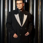 Karan Johar Instagram - Looking ka toh rab jaane but feeling like a Wow! Styled by @ekalakhani in @falgunishanepeacockindia 📷 @thehouseofpixels for #koffeewithkaran with @kareenakapoorkhan and @aliaabhatt now streaming on @disneyplushotstar