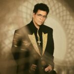 Karan Johar Instagram - All that glitters is……. At the technical awards for @filmfare #curtainraiser styled by @ekalakhani in @falgunishanepeacockindia the necklace by @sabyasachiofficial 📷 @sheldon.santos hair @rajeev_gogoi make up @paresh_kalgutkar