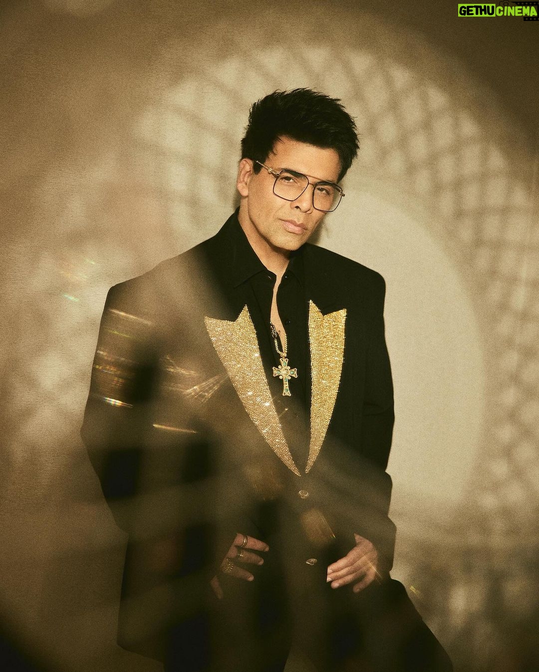 Karan Johar Instagram - All that glitters is……. At the technical awards for @filmfare #curtainraiser styled by @ekalakhani in @falgunishanepeacockindia the necklace by @sabyasachiofficial 📷 @sheldon.santos hair @rajeev_gogoi make up @paresh_kalgutkar