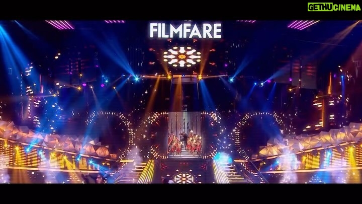 Karan Johar Instagram - I’m all set to host Bollywood’s Biggest BLOCKBUSTER!🎤 Catch me LIVE on Filmfare’s stage! Book your tickets now on Bookmyshow.com and join me at the 69th #HyundaiFilmfareAwards2024 with #GujaratTourism on 28th January in GIFT City, Gandhinagar. @filmfare