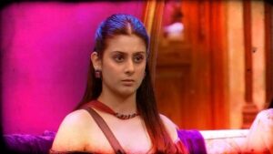 Karan Johar Instagram - Isha ki li Karan ne class, kya hoga ab #WeekendKaVaar ka mahaul? Dekhiye #BiggBoss17, Mon-Fri 10PM & Sat-Sun 9:30PM sirf #Colors aur @officialjiocinema par. #BB17 #BiggBoss @beingsalmankhan @karanjohar @hyundaiindia @FEELTHEFIZZ @daburindialtd @tresemmeindia @parlehideandseek @chingssecret @glancescreen @harpic_india @isha__malviya
