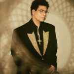 Karan Johar Instagram - All that glitters is……. At the technical awards for @filmfare #curtainraiser styled by @ekalakhani in @falgunishanepeacockindia the necklace by @sabyasachiofficial 📷 @sheldon.santos hair @rajeev_gogoi make up @paresh_kalgutkar