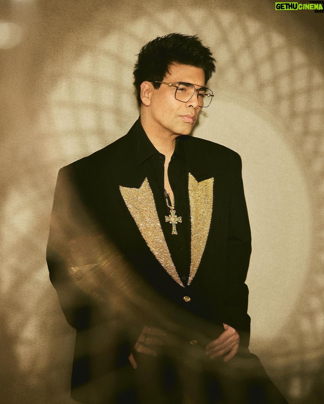 Karan Johar Instagram - All that glitters is……. At the technical awards for @filmfare #curtainraiser styled by @ekalakhani in @falgunishanepeacockindia the necklace by @sabyasachiofficial 📷 @sheldon.santos hair @rajeev_gogoi make up @paresh_kalgutkar