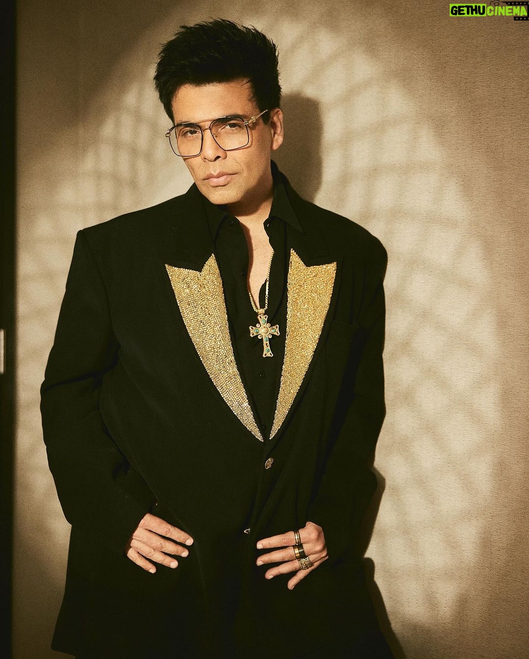 Karan Johar Instagram - All that glitters is……. At the technical awards for @filmfare #curtainraiser styled by @ekalakhani in @falgunishanepeacockindia the necklace by @sabyasachiofficial 📷 @sheldon.santos hair @rajeev_gogoi make up @paresh_kalgutkar