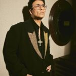 Karan Johar Instagram - All that glitters is……. At the technical awards for @filmfare #curtainraiser styled by @ekalakhani in @falgunishanepeacockindia the necklace by @sabyasachiofficial 📷 @sheldon.santos hair @rajeev_gogoi make up @paresh_kalgutkar