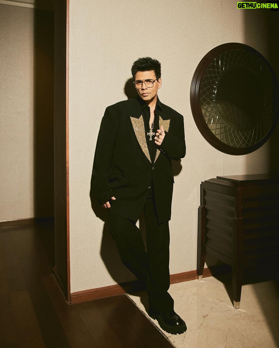 Karan Johar Instagram - All that glitters is……. At the technical awards for @filmfare #curtainraiser styled by @ekalakhani in @falgunishanepeacockindia the necklace by @sabyasachiofficial 📷 @sheldon.santos hair @rajeev_gogoi make up @paresh_kalgutkar