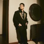Karan Johar Instagram - All that glitters is……. At the technical awards for @filmfare #curtainraiser styled by @ekalakhani in @falgunishanepeacockindia the necklace by @sabyasachiofficial 📷 @sheldon.santos hair @rajeev_gogoi make up @paresh_kalgutkar