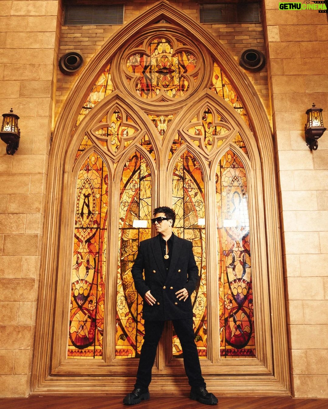 Karan Johar Instagram - For the season finale of #koffeewithkaran in @balmain styled by @ekalakhani 📷 @thehouseofpixels