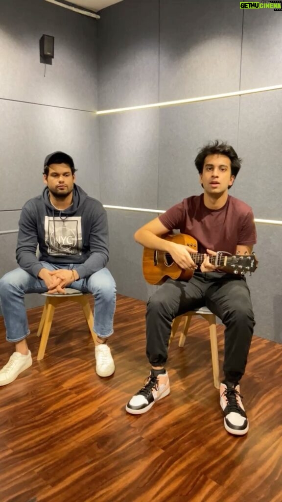 Karan Kapadia Instagram - “Lose my mind “ has gotten so much love from you guys and we’re so grateful for it. This is an acoustic version @aaryboyy and I recorded a few days ago , hope you enjoy listening to /watching it as much as we enjoyed making it ☺☺🔊🔊🔊🙏🙏🙏