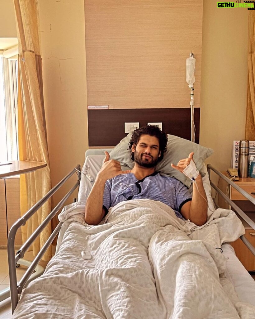 Karan Kapadia Instagram - So last month I tore my left ACL , which makes it both knees after having torn my right in 2012. Anybody who has suffered this injury or any serious one knows that it’s so much more difficult from a mental stand point than it is from a physical one. Was busting my ass prepping for something special but now it’s time to reassess. Long term injuries can really help you introspect and learn a lot about yourself. A big thank you to all you guys for all your messages and concern and an even bigger one to my aunt and the rest of my family for being so amazing. Also a special shout out to Dr Anant Joshi for fixing both my knees. Thank youu so much sir .My surgery went well and I will be back even stronger 💪 #everybodylovesacomeback
