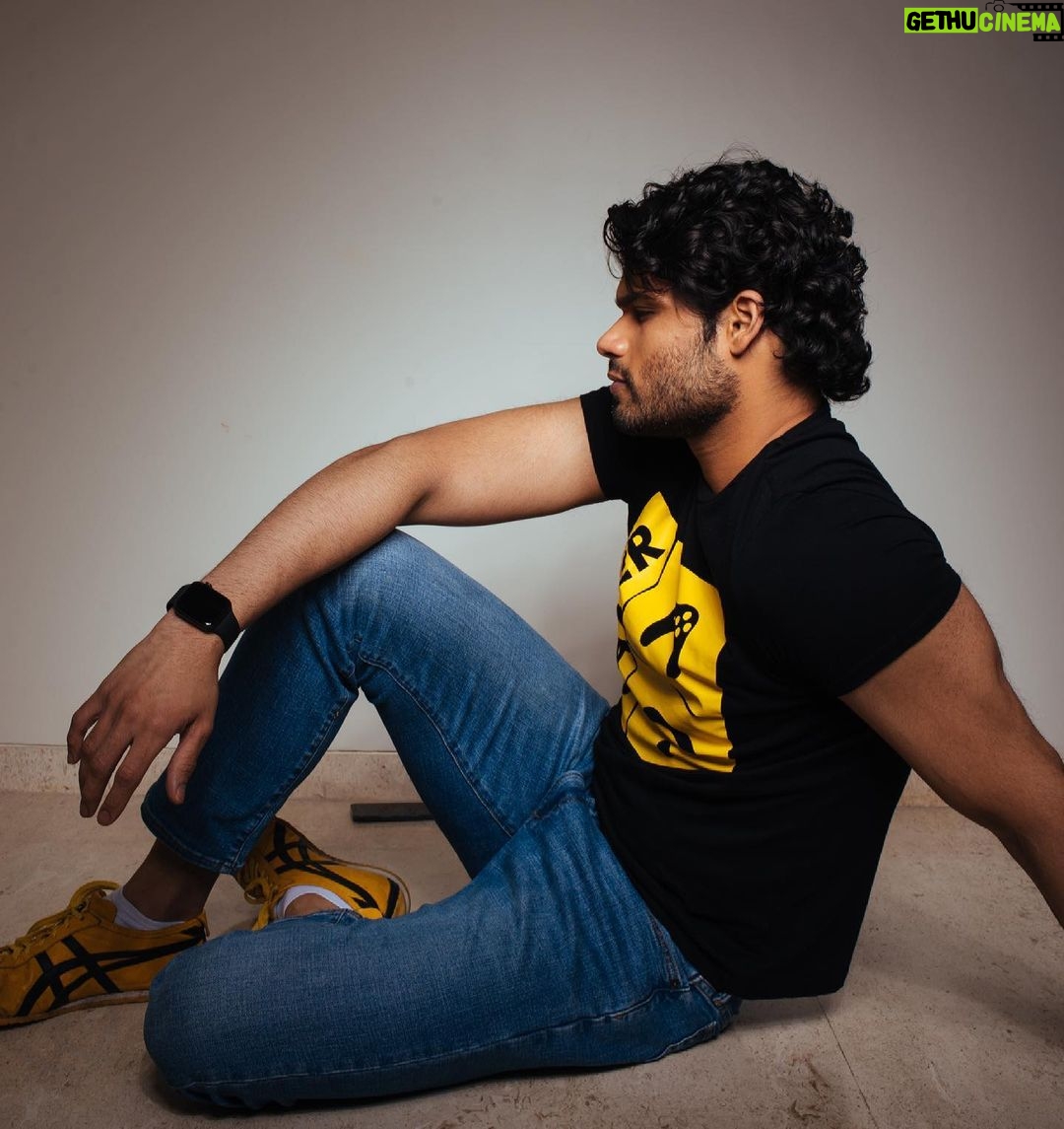 Karan Kapadia Instagram - 📸 - @bharat_rawail 🧥- @priyaaa24 assisted by @bhatiapankti_ ✍️- @vishu.raj.put 🧔🏻- @vikramaj85_hair