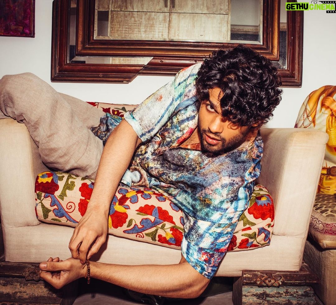 Karan Kapadia Instagram - 📸 - @bharat_rawail 🧥- @priyaaa24 assisted by @bhatiapankti_ ✍️- @vishu.raj.put 🧔🏻- @vikramaj85_hair