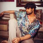 Karan Kapadia Instagram - 📸 - @bharat_rawail 🧥- @priyaaa24 assisted by @bhatiapankti_ ✍️- @vishu.raj.put 🧔🏻- @vikramaj85_hair Outfit - @yavi