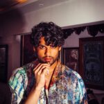 Karan Kapadia Instagram - 📸 - @bharat_rawail 🧥- @priyaaa24 assisted by @bhatiapankti_ ✍️- @vishu.raj.put 🧔🏻- @vikramaj85_hair Outfit - @yavi