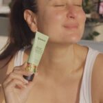 Kareena Kapoor Instagram - Mood : Chilling under the sun ☀️ @quenchbotanics #FlauntItLikeBebo #QuenchBotanics #QuenchSkinClub