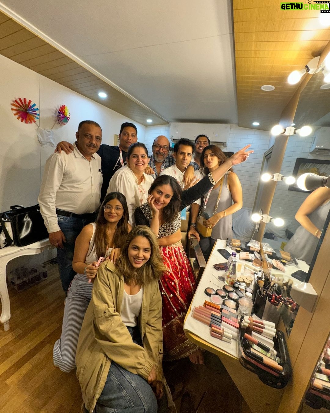 Kareena Kapoor Instagram - Tummy is pasta, biryani and all things I love ❤️ Enjoy ❤️ Stay happy ❤️ Stay Beautiful @nainas89 @mickeycontractor @lakshmilehr @makeupbypompy @shamu_kandara @simrannnahuja @paridhishahh #Prakash