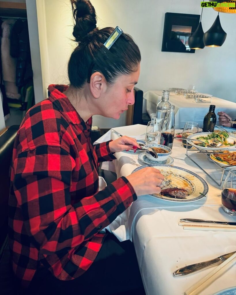 Kareena Kapoor Instagram - No one ever come between me and my Chinese food….🙊😳😀😀 I take it very seriously… #Foodie for life#Kapoors and their food❤️