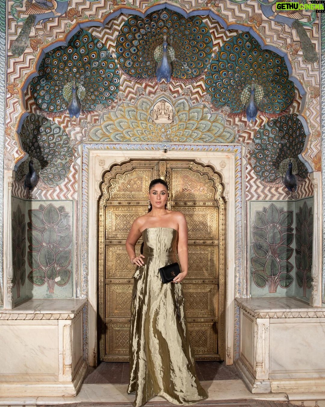 Kareena Kapoor Instagram - Ralph Lauren is timeless… whether it’s the working woman polo shirt, the luxe sporting cricket sweater, or the classic black dress. To me, it’s just everything that represents comfort and warmth… A family favourite for sure💛 A GOLDEN NIGHT INDEED 💛💛💛 @princessdiyakumarifoundation, @pachojaipur @gauravikumari @ralphlauren @collectiveindia #collaboration #RalphLauren P.S. Swipe till the end for 🎶, Sinnerman by my all time lover Nina Simone