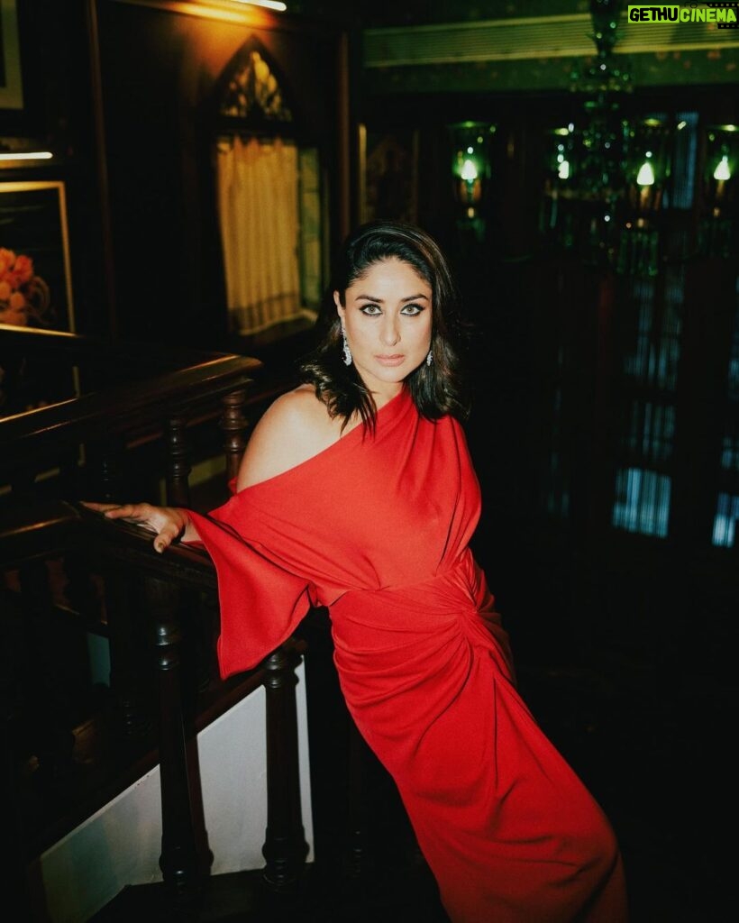 Kareena Kapoor Instagram - Ready to paint the town red with @bergerpaintsindia ❤️ #Ad