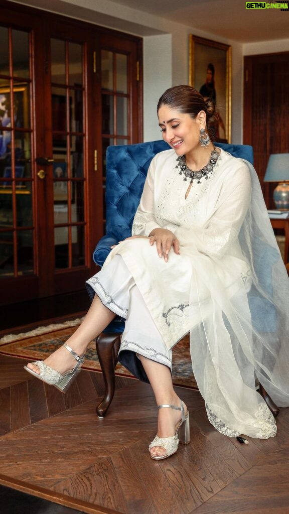 Kareena Kapoor Instagram - Newest entrée to my 👠 collection! Get your hands on these beautiful Tower Heels on @fizzygoblet (Link in my bio) #partnercollaboration