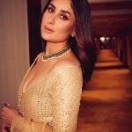 Kareena Kapoor Instagram - Dadasaheb Phalke International film festival award 💛 Jaane Jaan forever💛💛💛 @jaideepahlawat @itsvijayvarma @sujoyghoshofficial @jayshewakramani @akshaipuri @abujanisandeepkhosla @rheakapoor @makeupbypompy @savleenmanchanda @kunalgupta91